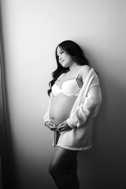 pregnant boudoir black and white pictures